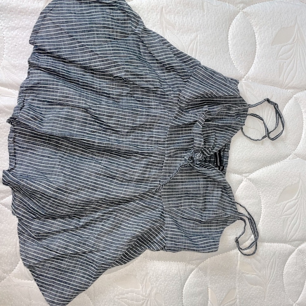 Women’s Grey and White Abercrombie Crop Top